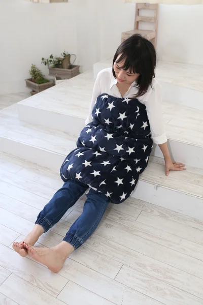 【写真を見る】人が着るとこんな感じ。リラックスしすぎてグズグズになりそう。