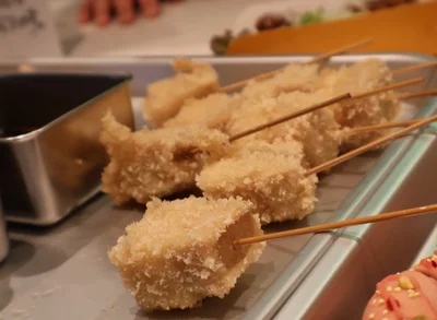 こちらは「これも串カツ」の試食用にカットされた品。これだけでも食べ応えがあったので実際の商品は相当満足度が高いはず