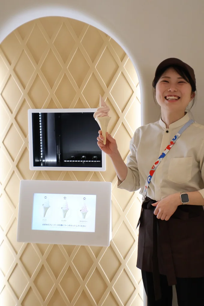 こちらは「未来のソフトクリームマシーン」。日世のキャラクター「ニックン&セイチャン」がソフトクリームを作ってくれるかのような演出が体験できます。リアルとCGが融合したようなマシーン、ぜひ体験してみて!