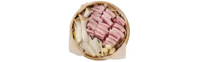もやしを敷き、豚肉、エリンギ、長ねぎ、ニンニクをのせる