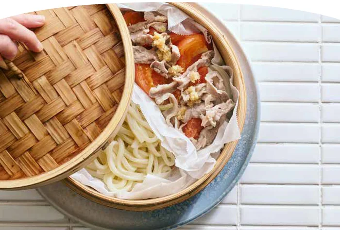 【せいろレシピ】冷凍めんがもちもち！蒸してうまみたっぷりの「豚肉とトマトの蒸しうどん」／世界一カンタンでおいしい せいろレシピ（8）