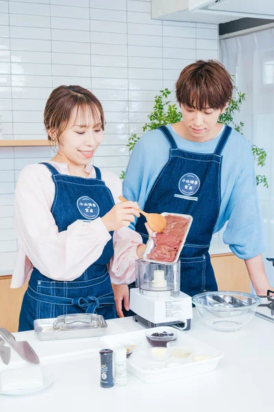 材料のレバーを全部フードプロセッサーにIN