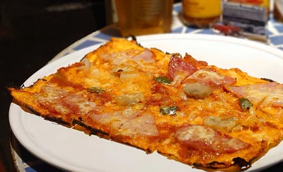 生地がパリパリのIGの本牧ピザ