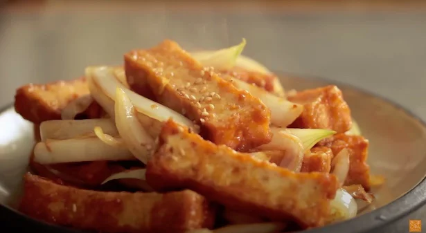 甘辛しょうがだれがジュワ〜！　肉なしでも大満足な「厚揚げのしょうが焼き」