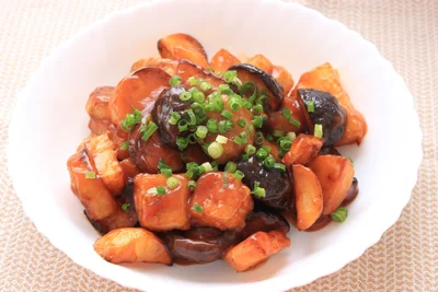 新じゃがを皮ごとたっぷりと！こってり感がたまらない「新じゃがと豚肉のケチャップ甘酢」