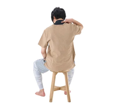 1. 首の後ろにある出っ張った部分に両手の中指を当てる。