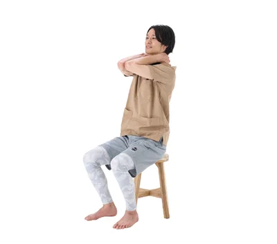 2. 首を包むように手でつかんで両ひじを前に寄せる。