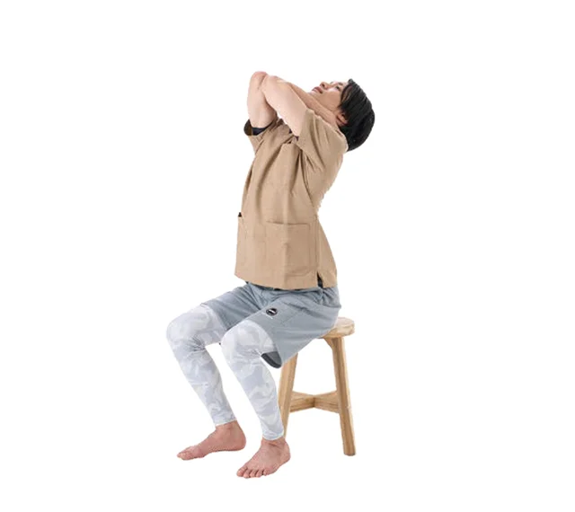 「スマホ首」の改善には背中のケアが肝心！ 本来の首のカーブを取り戻そう