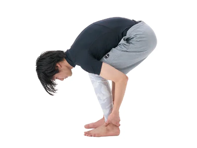 2. 足首をつかんだまま胸と前ももをつける。