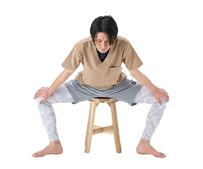2. ひじは伸ばしたまま、上体をゆっくりと前に倒す。