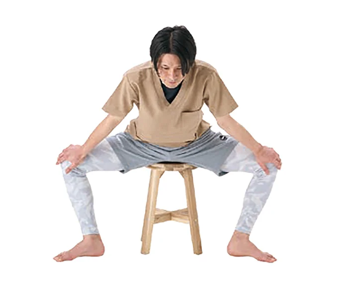 2. ひじは伸ばしたまま、上体をゆっくりと前に倒す。