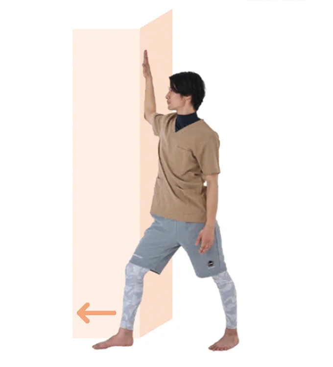 2. 壁に当てている腕と同じ側の脚を前に出す