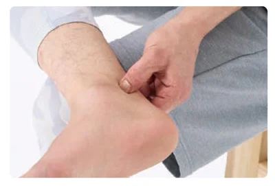 2. アキレス腱をつまみ、指を上下にスライドすると少し凹むところがあるので、そこをつまんで揉む。