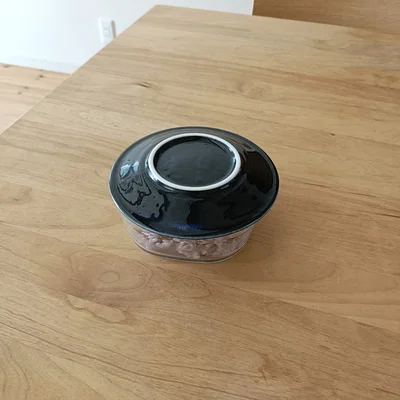 お皿を乗せて温めています