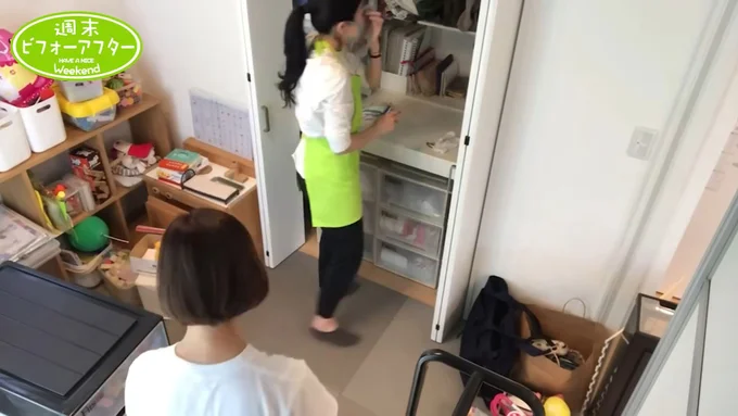 奥の元おもちゃ棚には書類などを収納
