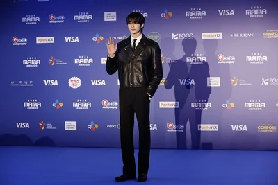 MAMA AWARDS（Mnet ASIAN MUSIC AWARDS）に出席した時の一コマ。顔が小さいうえに、足が長すぎる「圧倒的スタイルお化け」っぷりを披露！▶次もピョン・ウソクドラマ中の超イケメンショット