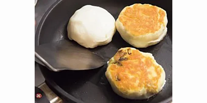 【4】フライパンにサラダ油大さじ1を回し入れ、弱火にかける。こんがりと焼き色がついたら上下を返し、ふたをして4〜5分焼く。
