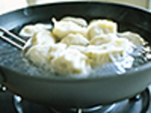 熱湯に餃子を入れ、沸騰後4～5分ゆでれば完成 