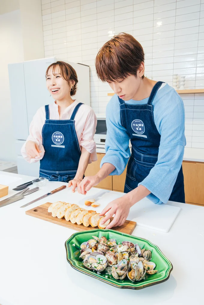 バゲットをきれいに並べる小山さん
