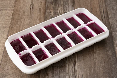 「Fruits Presso」をお好みの濃さに希釈して、 製氷皿に入れ、冷凍庫で凍らせるだけ！