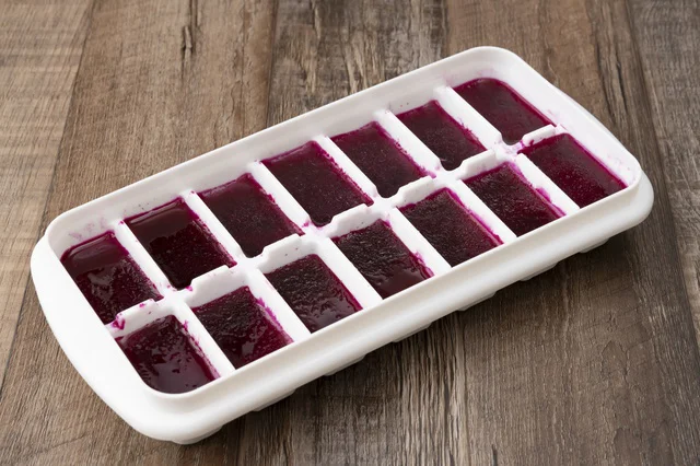 「Fruits Presso」をお好みの濃さに希釈して、 製氷皿に入れ、冷凍庫で凍らせるだけ！