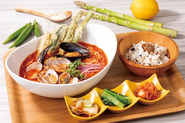 「季節野菜フリットの米麹トマト麺」小鉢3種と十八穀米ちびらぁリゾセット