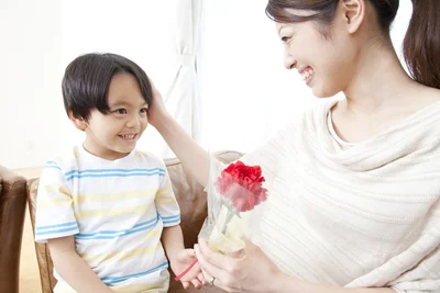 今年は『母の日』にプレゼントを贈る予定ですか？」に「贈る」と回答した人は全体の77.2％