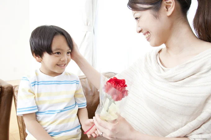 今年は『母の日』にプレゼントを贈る予定ですか？」に「贈る」と回答した人は全体の77.2％