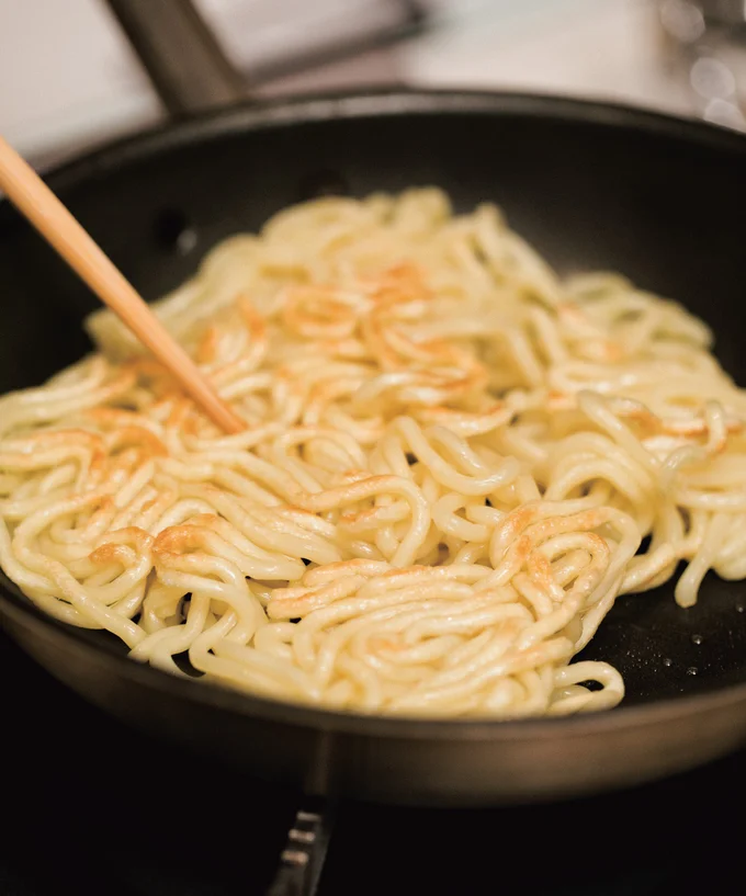 （3）別のフライパンでサラダ油大さじ１を熱して麺を焼く。