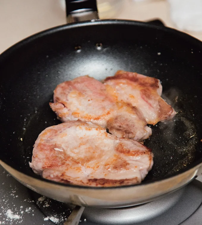 （1）玉ねぎは3mmくらいの厚さに、マッシュルームは薄切りにする。　（2）肉は筋切りをする。塩胡椒をしたら小麦粉を薄くまぶす。（3）フライパンにサラダ油大さじ2を入れ、豚肉の表面の色が変わる程度に両面焼き、いったん取り出す。