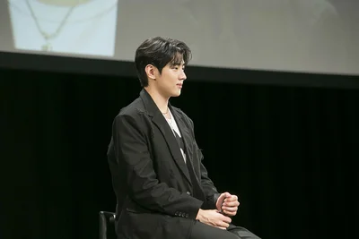 上下黒の服をオシャレに着こなすパク・ジェチャン