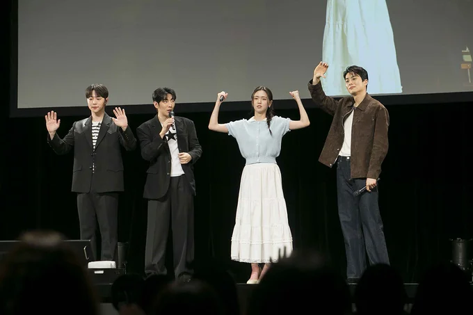 観客に手を振りながら退場するキャスト4人