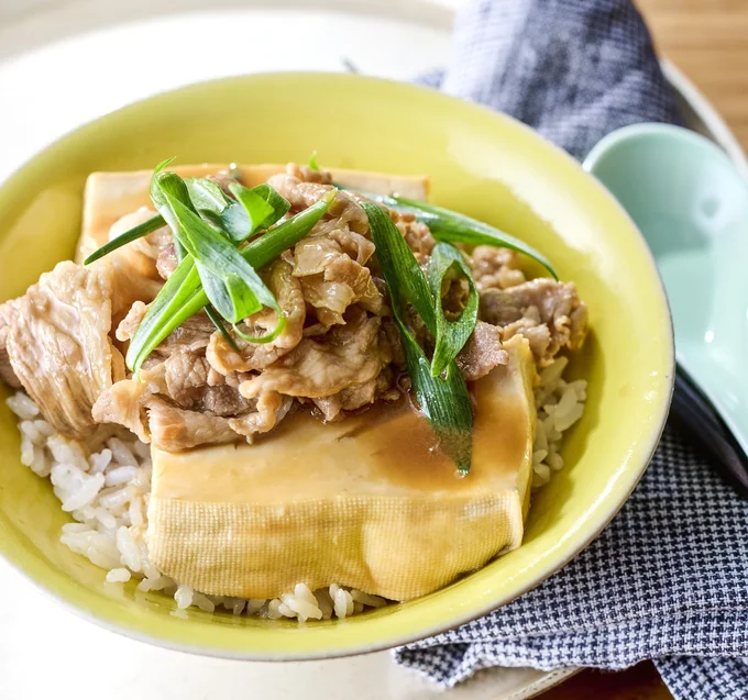 豚こま&豆腐をオイスターソース入りの煮汁で煮て、短時間でも味しみしみに