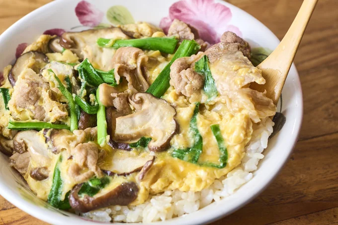 「豚こまの卵とじ丼」