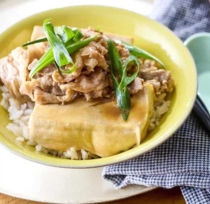 豚こまのうまみがしみた「肉豆腐丼」