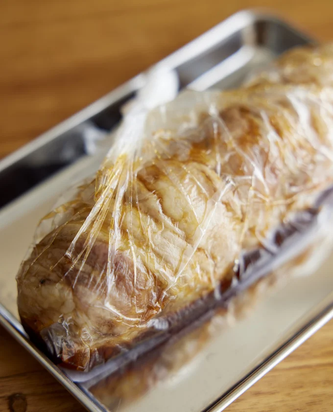 レンチンした豚こまを調味料につけて味をなじませて