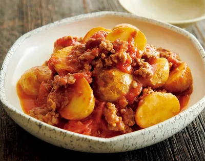 ひき肉を使うから短時間でも深みのある味わいに。「新じゃがと豚ひきのトマト煮」