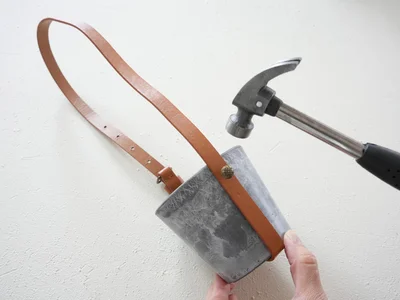 横の上部分もプッシュピンで留めます