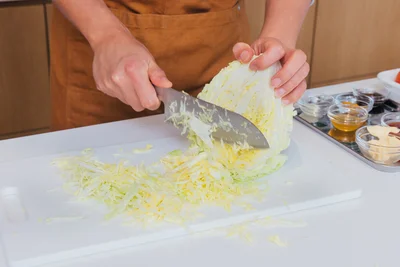 芯を持って、“削ぎ落とす”ように切るのがコツ！
