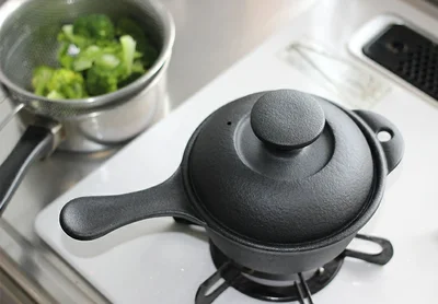 岩手県でつくられた日本の伝統工芸品、南部鉄器の鉄鍋