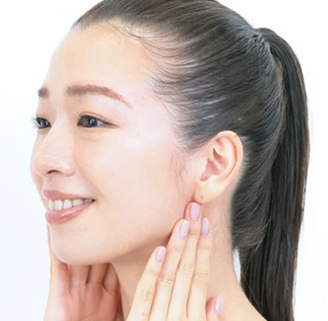 メイク前やお風呂上りに。モデル・石井亜美さんの「顔のむくみほぐしマッサージ」／太らない体のつくり方（5）