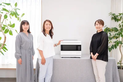 左から三橋映理編集長、勝間和代さん、片山洋子さん