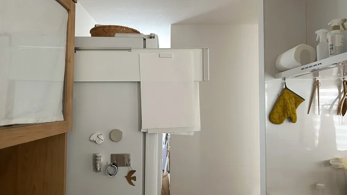 tower マグネット冷蔵庫横隠せるスライドスチールパネルで、すぐに見たい資料は掲示