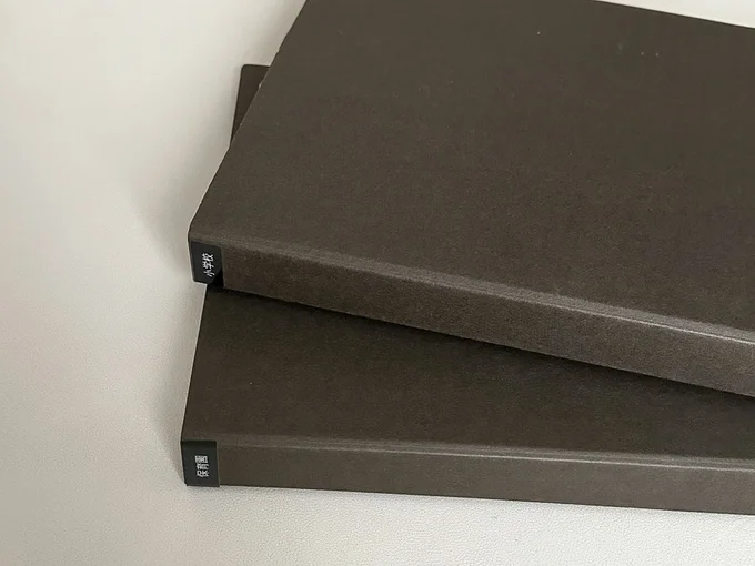 無印良品 ファイル(リング式)A4・2穴・ダークグレーは、年間を通して保管したい書類にぴったり