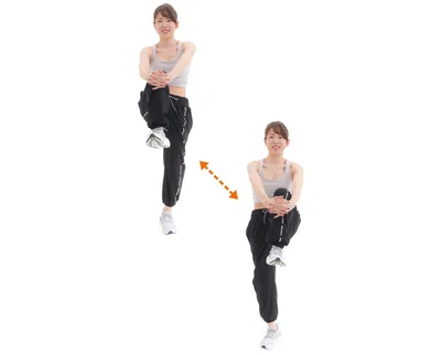 2．両腕を下ろしながら太ももを上げる