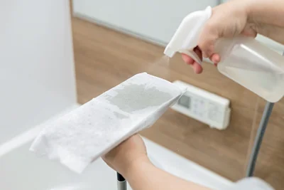 浴室の天井掃除はフロア用ワイパーを活用