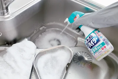 キッチンの排水口。汚れがひどい初回は塩素系漂白剤をたっぷりスプレー