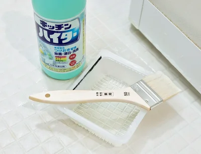 浴室掃除は100円ショップのハケと液体タイプの塩素系漂白剤がおすすめ