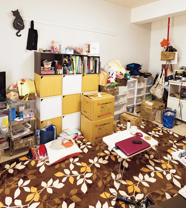 今回の“集め人”の部屋がこちら。いろんなサイズの本が大量に！　隠して収納したいっ！