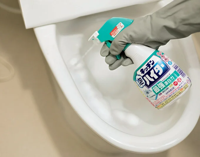 便器は縁裏を中心に塩素系漂白剤を吹きつけておく